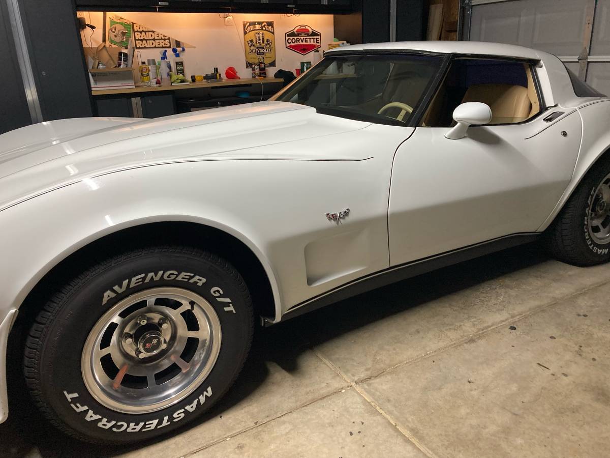 Chevrolet-Corvette-1979-white-88514-4