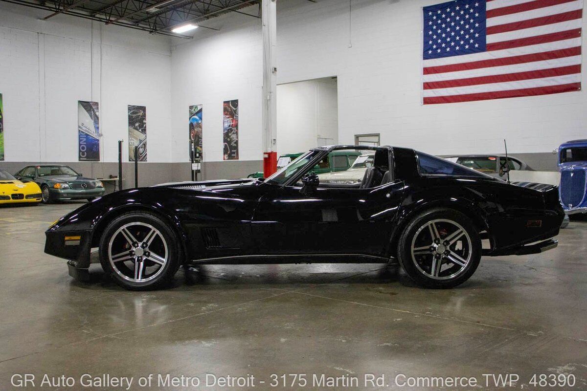 Chevrolet-Corvette-1980-Black-Black-16505-2