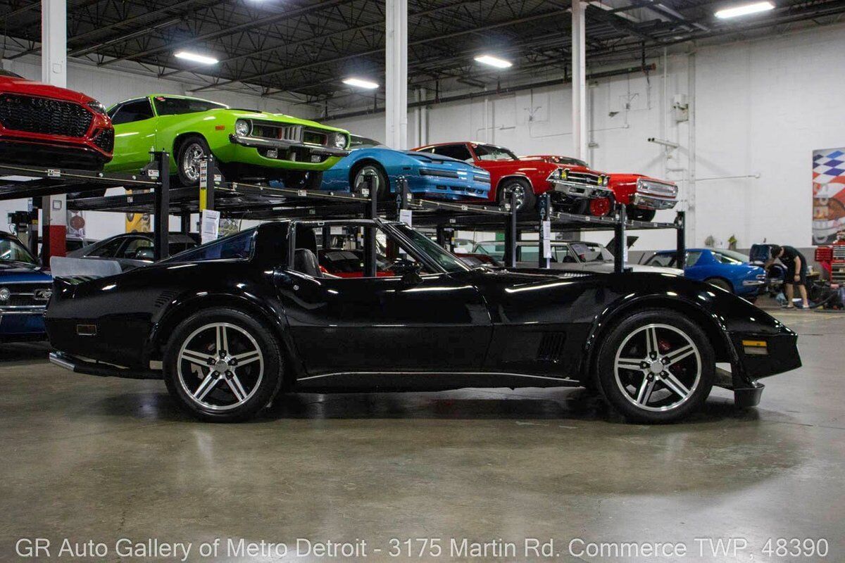 Chevrolet-Corvette-1980-Black-Black-16505-7