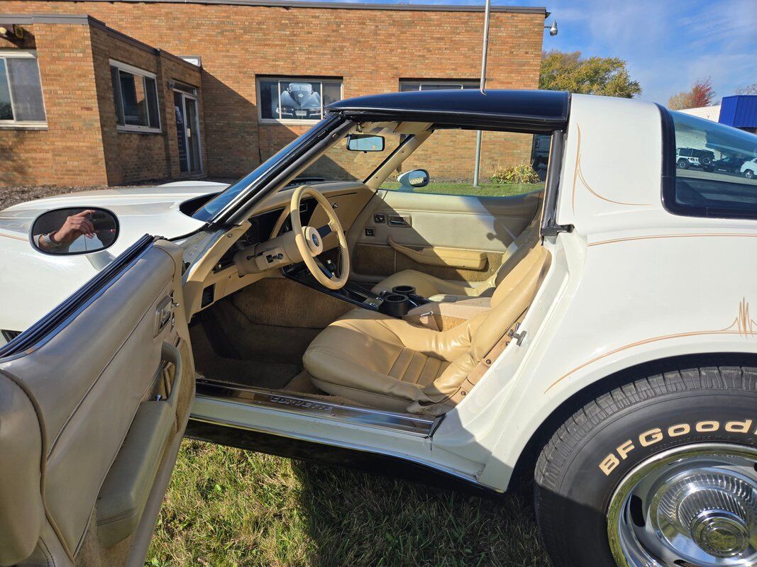 Chevrolet-Corvette-1980-White-Saddle-98114-28