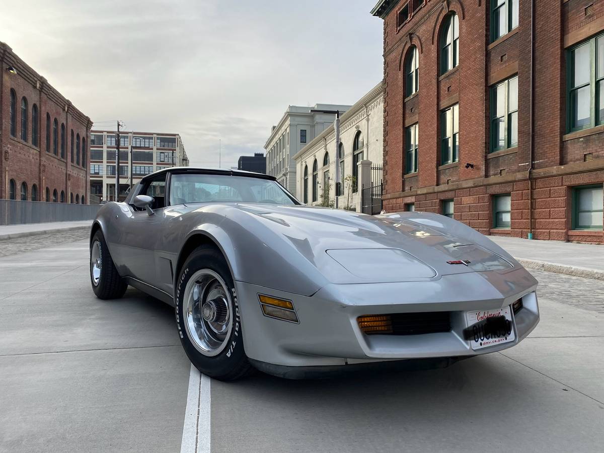 Chevrolet-Corvette-1980-silver-28968-1