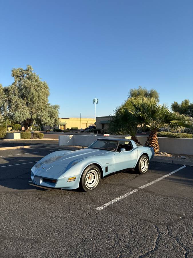 Chevrolet-Corvette-1982-107826-1