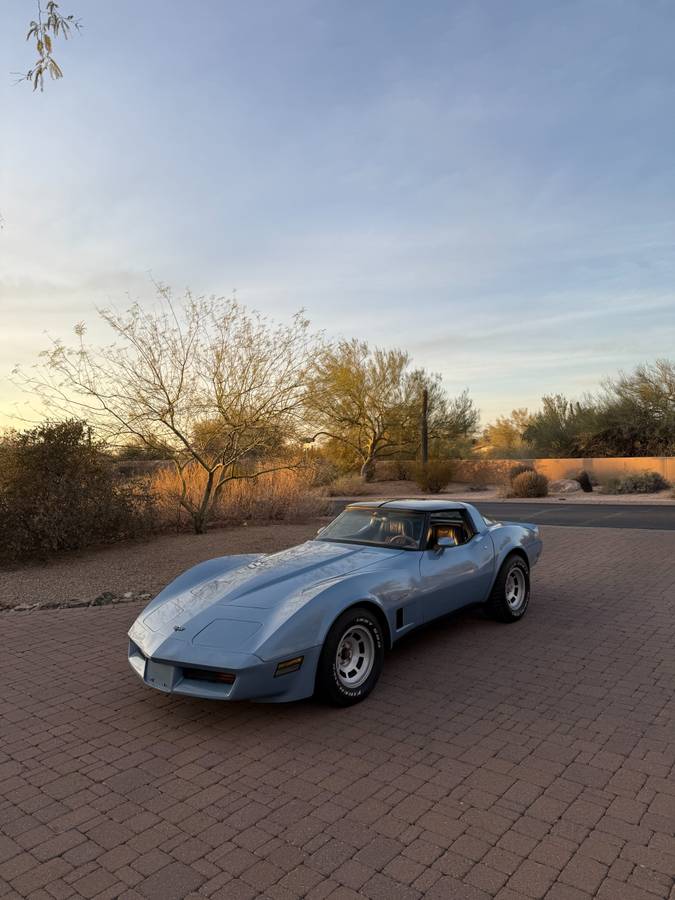 Chevrolet-Corvette-1982-107826