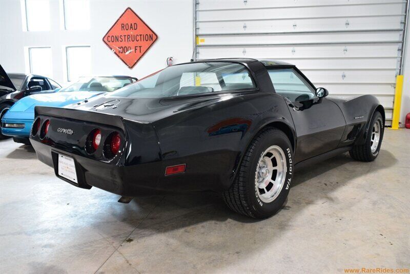 Chevrolet-Corvette-1982-25041-3