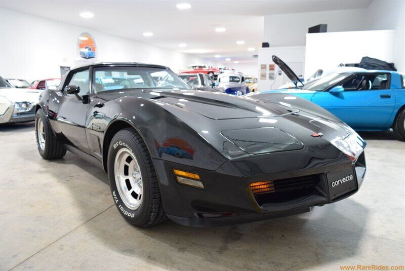 Chevrolet-Corvette-1982-25041-9