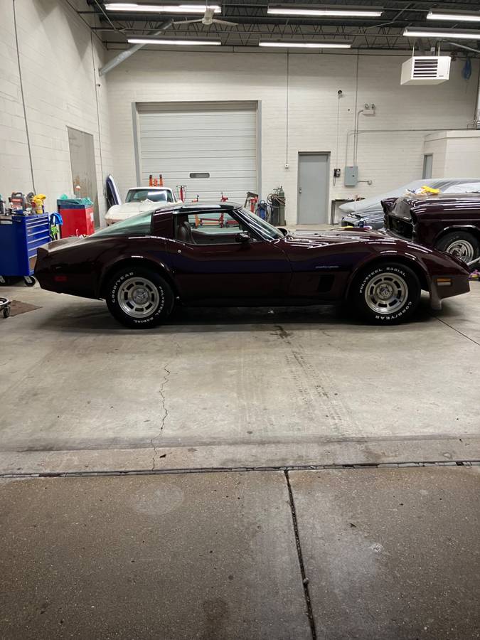 Chevrolet-Corvette-1982-37015-1