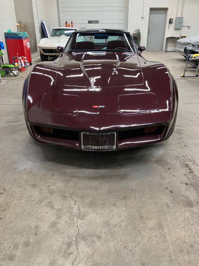 Chevrolet-Corvette-1982-37015-12