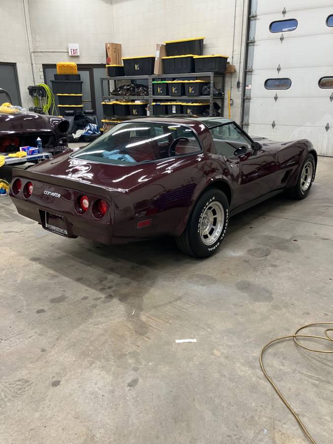 Chevrolet-Corvette-1982-37015-4