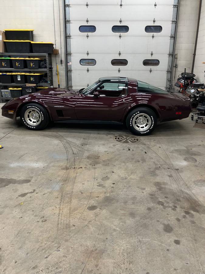 Chevrolet-Corvette-1982-37015-5