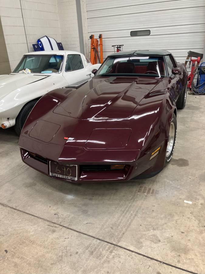 Chevrolet-Corvette-1982-37015-9