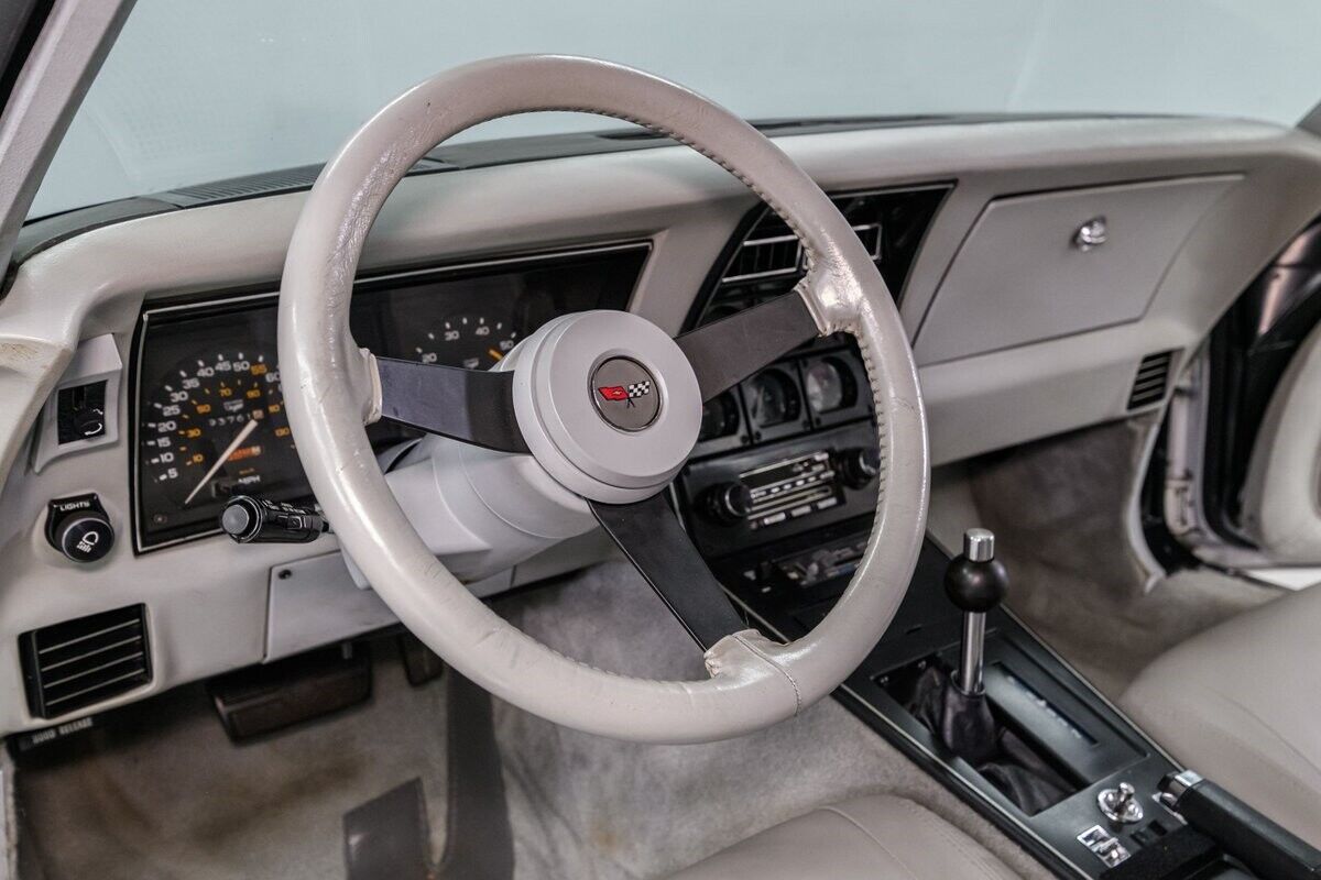 Chevrolet-Corvette-1982-White-Gray-150894-11