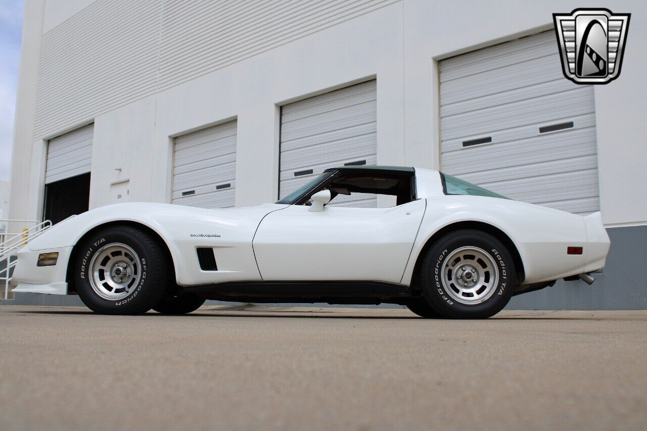 Chevrolet-Corvette-1982-White-Red-53174-4