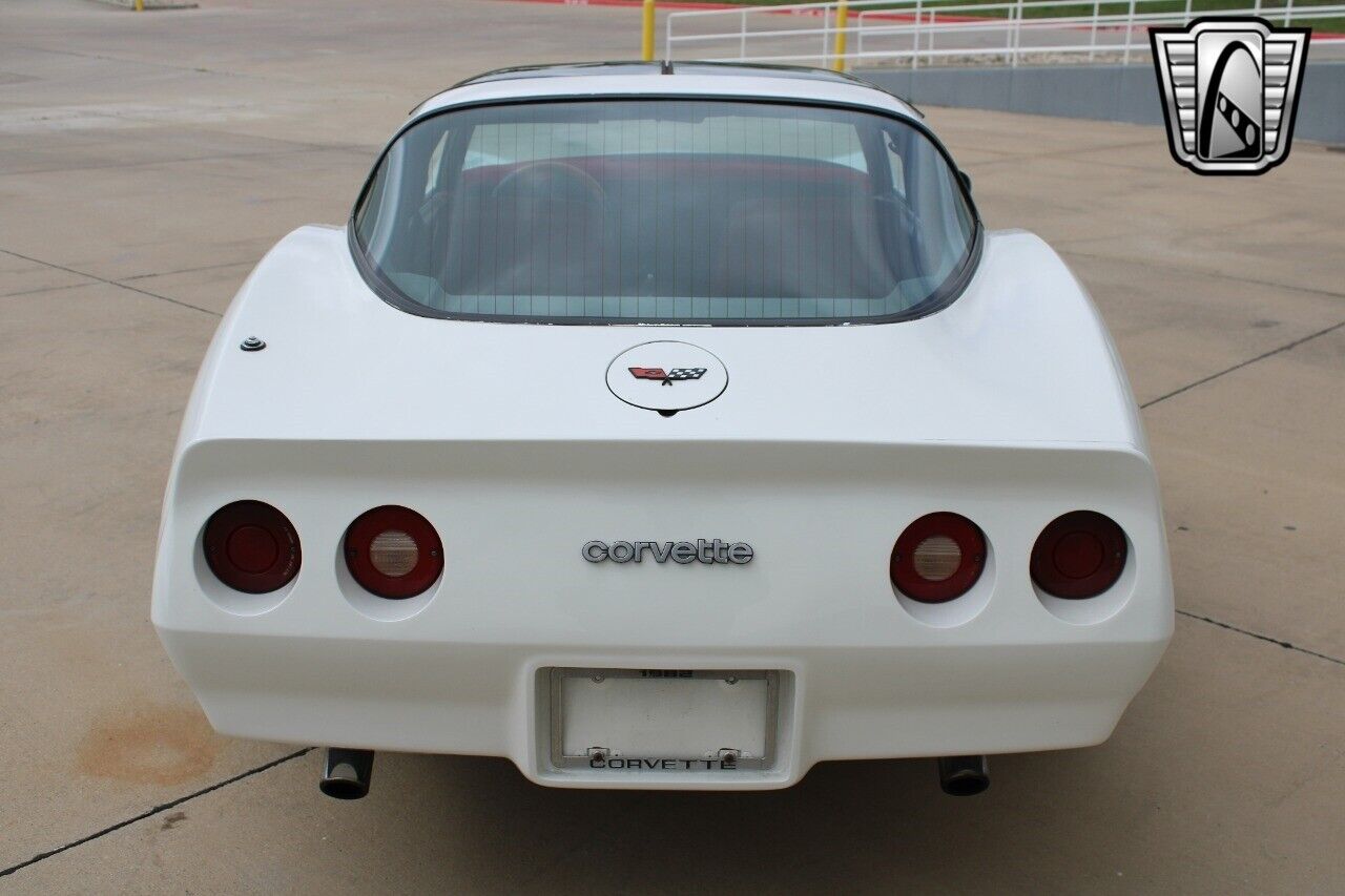 Chevrolet-Corvette-1982-White-Red-53174-5