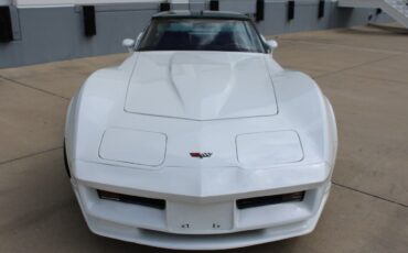 Chevrolet-Corvette-1982-White-Red-53174-8