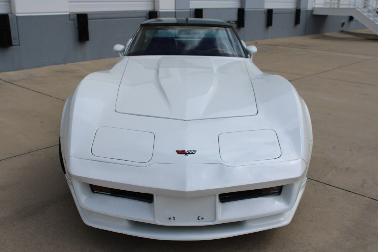 Chevrolet-Corvette-1982-White-Red-53174-8