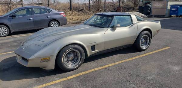 Chevrolet-Corvette-1982-silver-115872-3