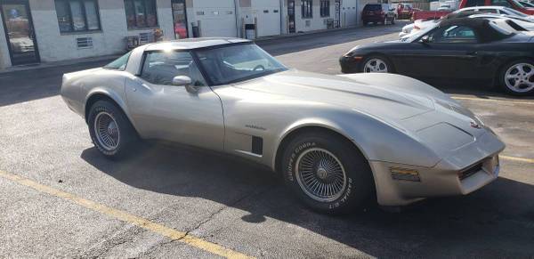 Chevrolet-Corvette-1982-silver-115872-4