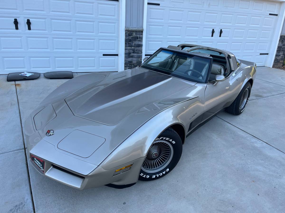 Chevrolet-Corvette-1982-silver-123919-4