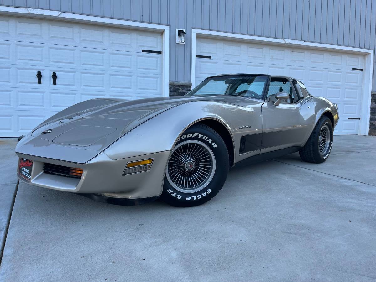 Chevrolet-Corvette-1982-silver-123919