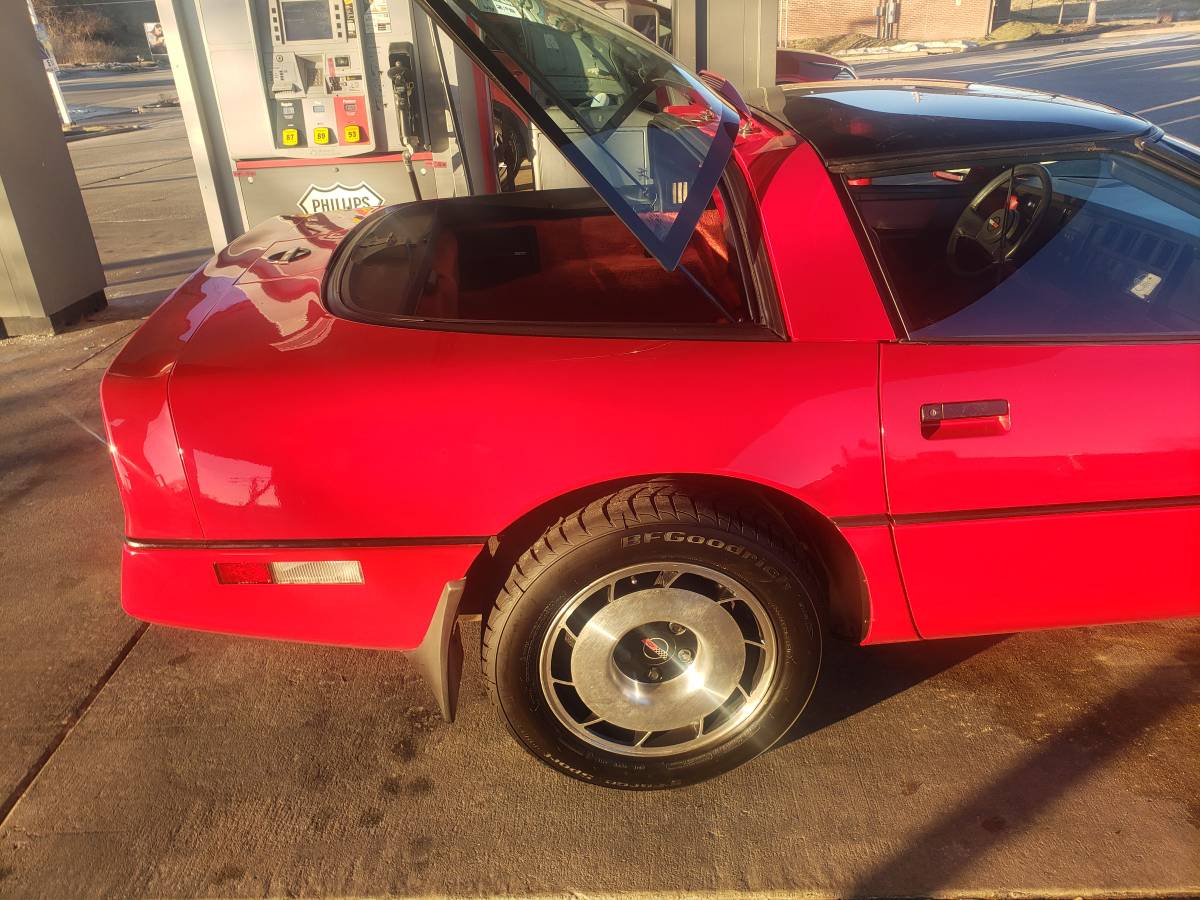 Chevrolet-Corvette-1985-red-64374-1