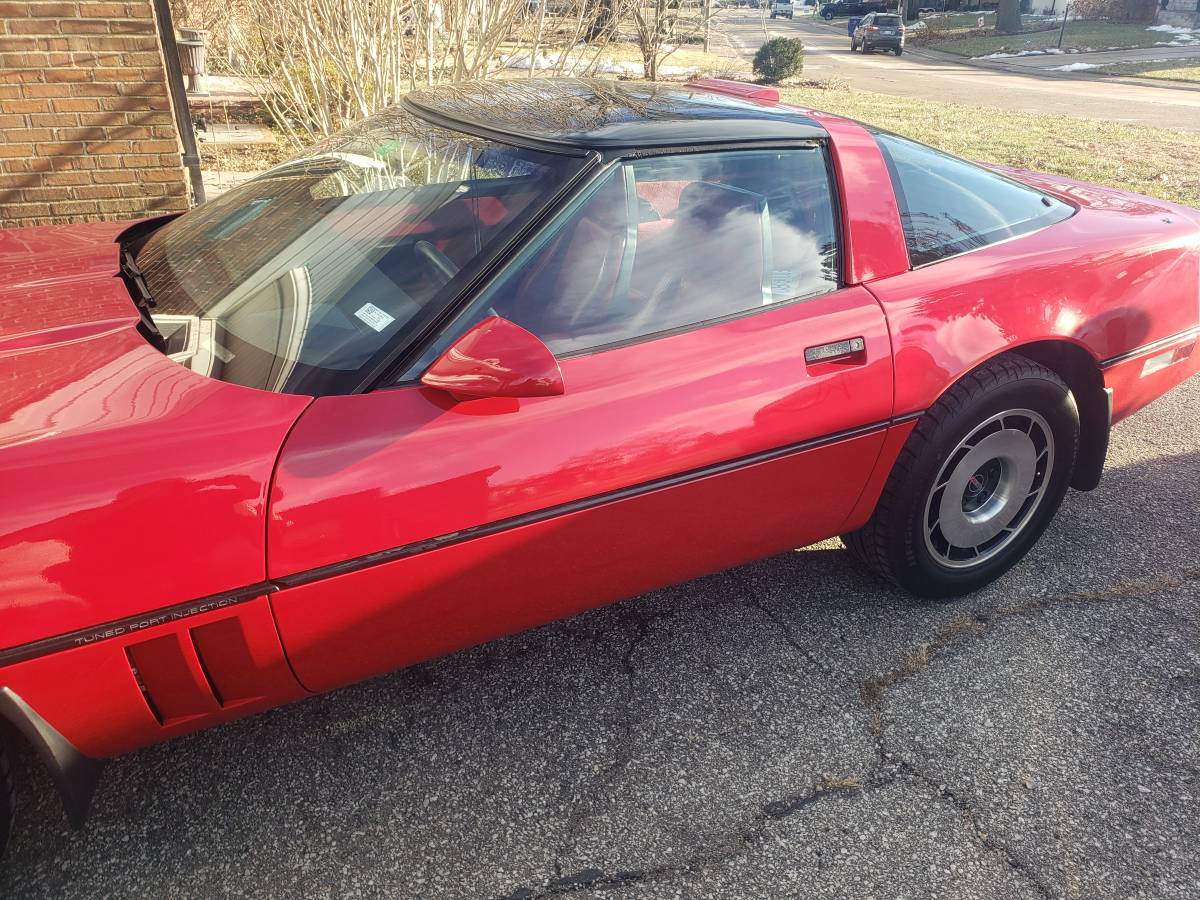 Chevrolet-Corvette-1985-red-64374-2