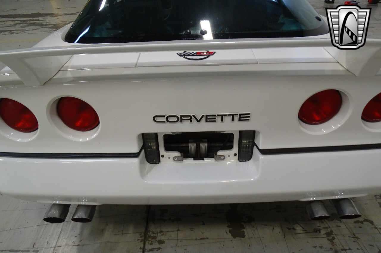 Chevrolet-Corvette-1986-White-Blue-105145-2