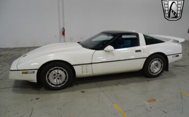 Chevrolet-Corvette-1986-White-Blue-105145-5