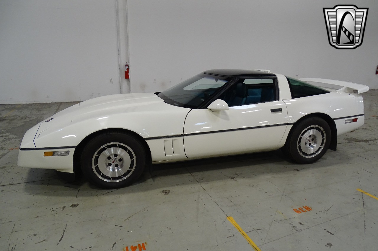 Chevrolet-Corvette-1986-White-Blue-105145-5