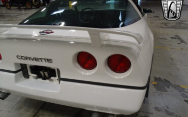 Chevrolet-Corvette-1986-White-Blue-105145-6