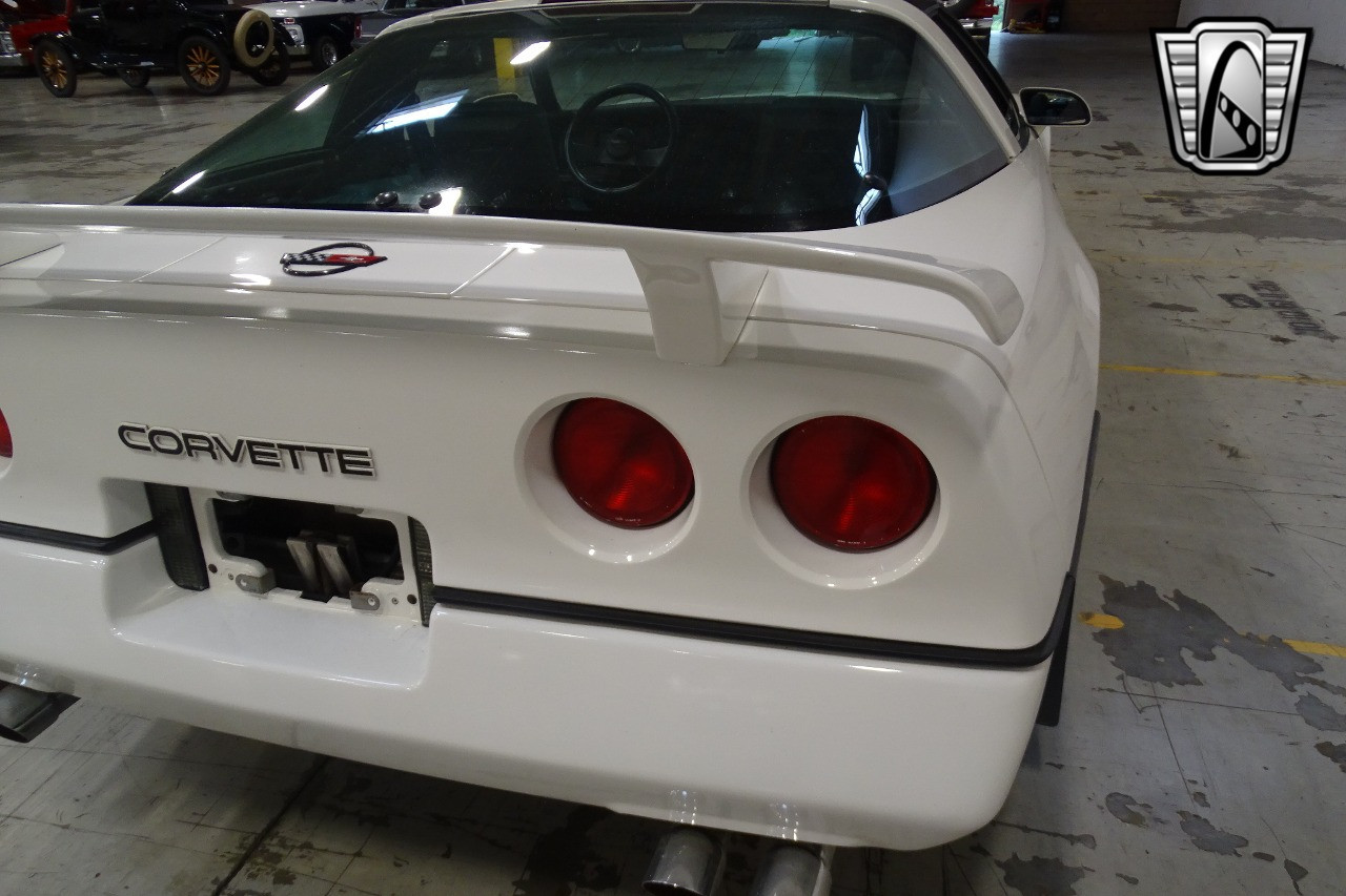 Chevrolet-Corvette-1986-White-Blue-105145-6