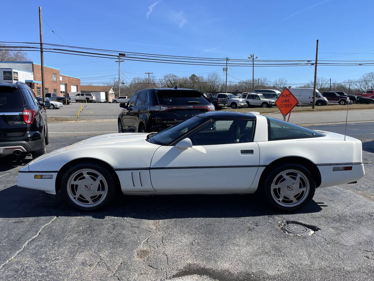 Chevrolet-Corvette-1988-white-222852-1