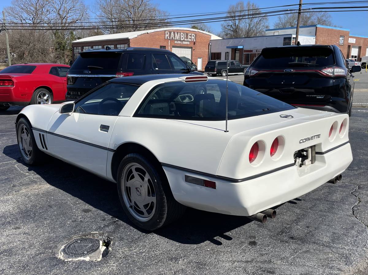 Chevrolet-Corvette-1988-white-222852-2