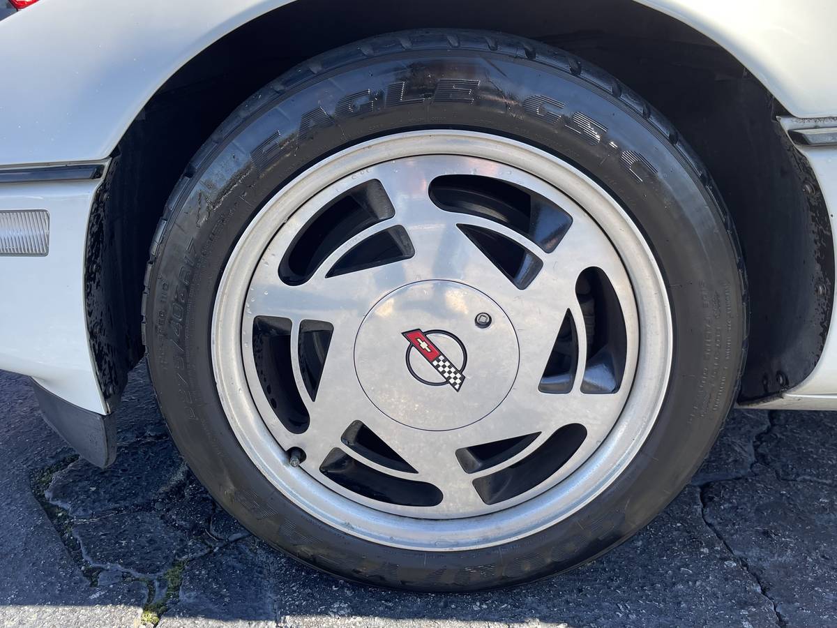 Chevrolet-Corvette-1988-white-222852-23