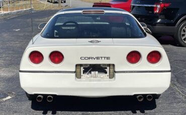 Chevrolet-Corvette-1988-white-222852-3