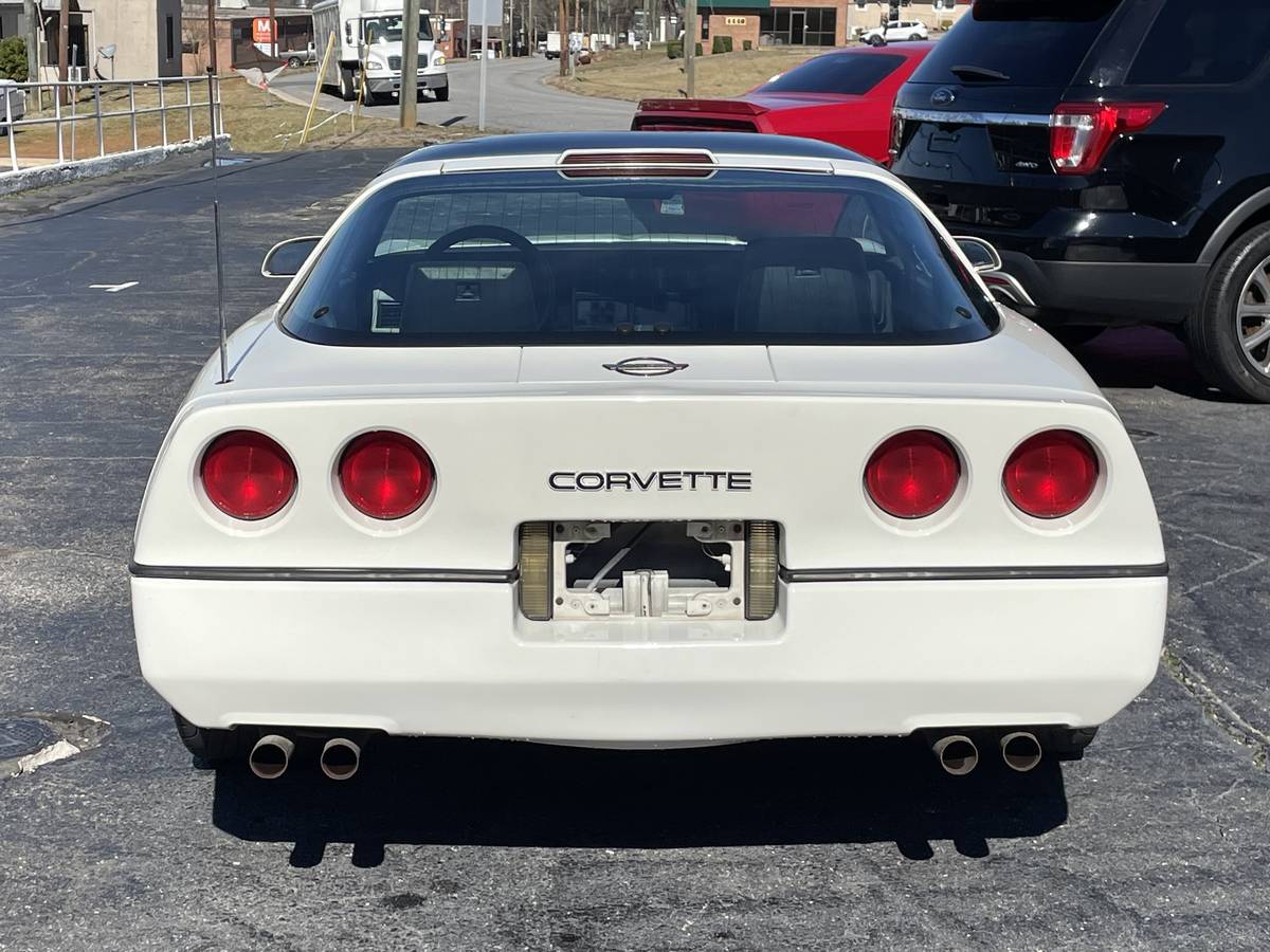 Chevrolet-Corvette-1988-white-222852-3