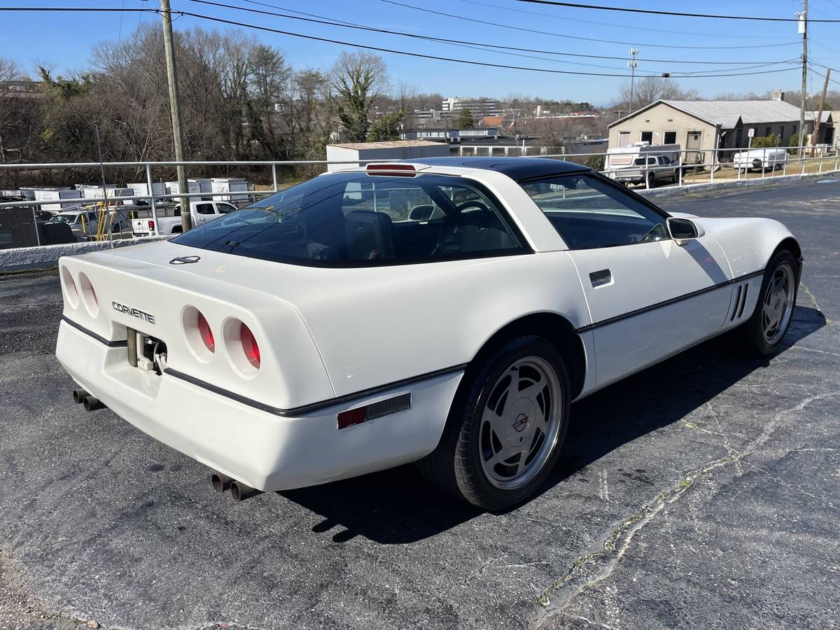 Chevrolet-Corvette-1988-white-222852-4