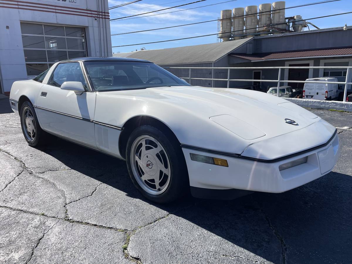 Chevrolet-Corvette-1988-white-222852-6