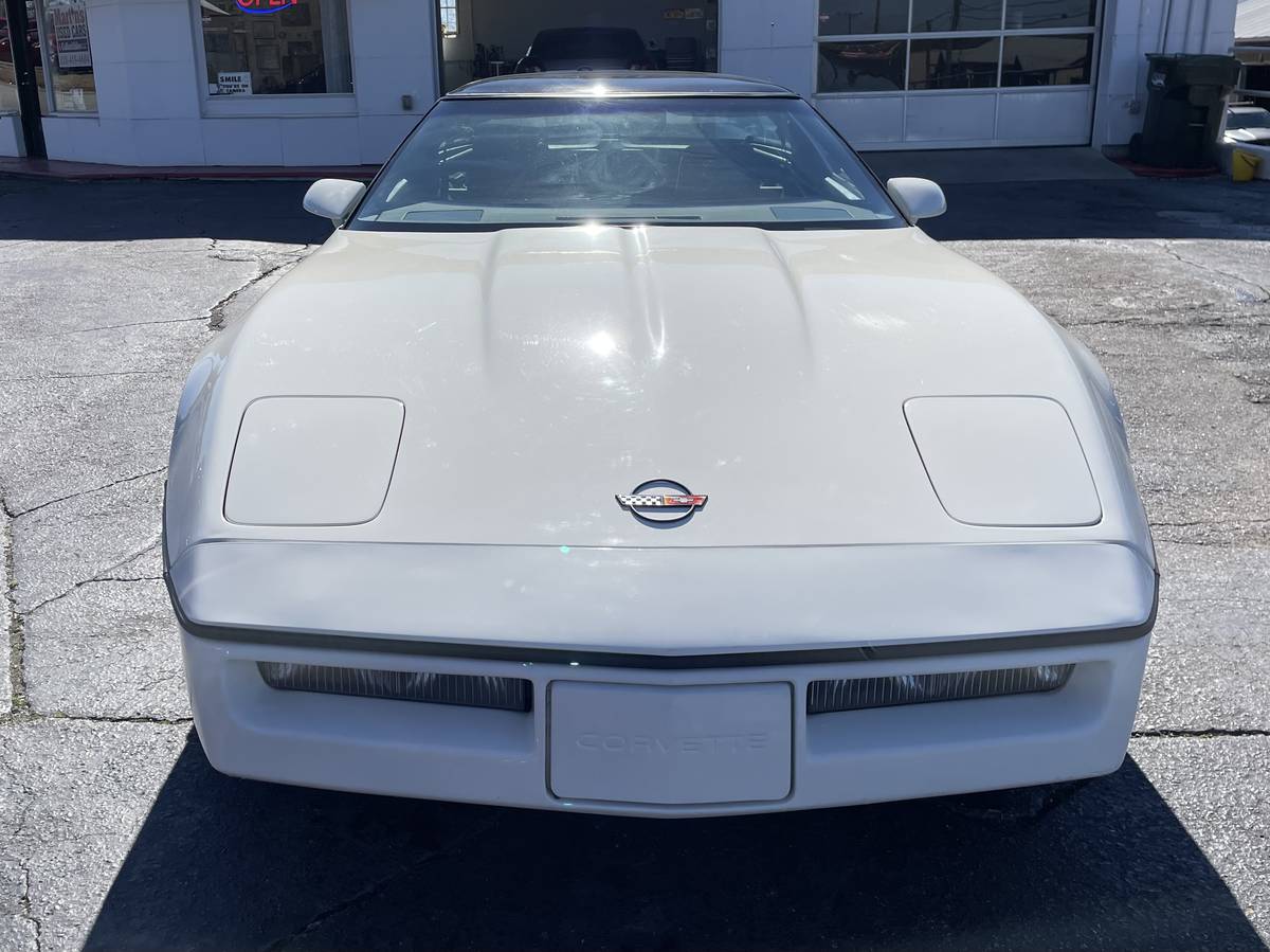 Chevrolet-Corvette-1988-white-222852-7