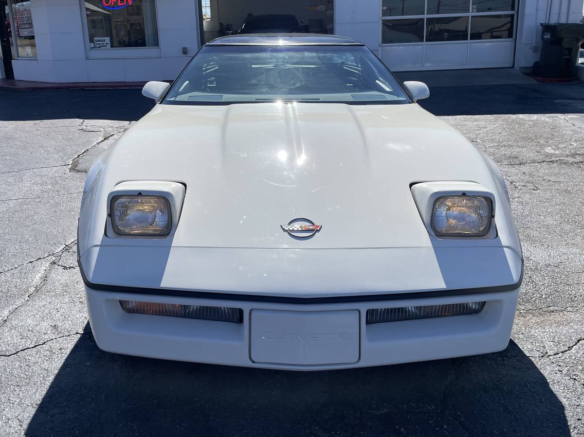 Chevrolet-Corvette-1988-white-222852-8