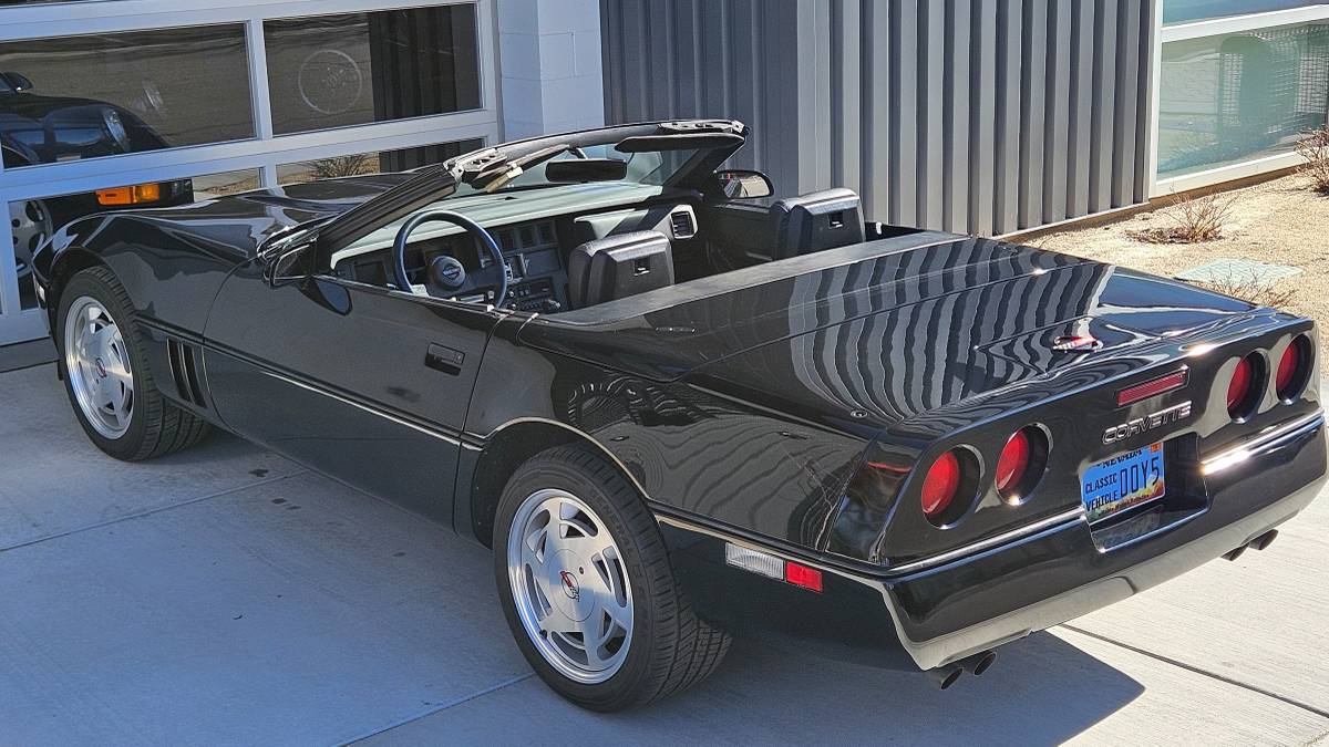 Chevrolet-Corvette-1989-black-52545-2