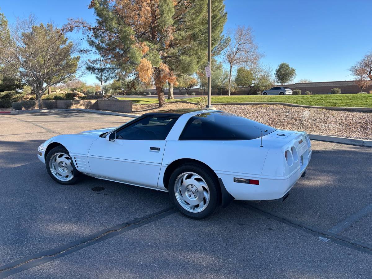 Chevrolet-Corvette-1993-white-135185-1