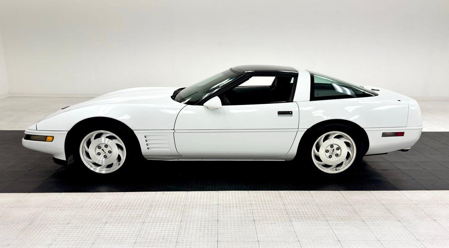 Chevrolet-Corvette-1994-White-Black-117521-1