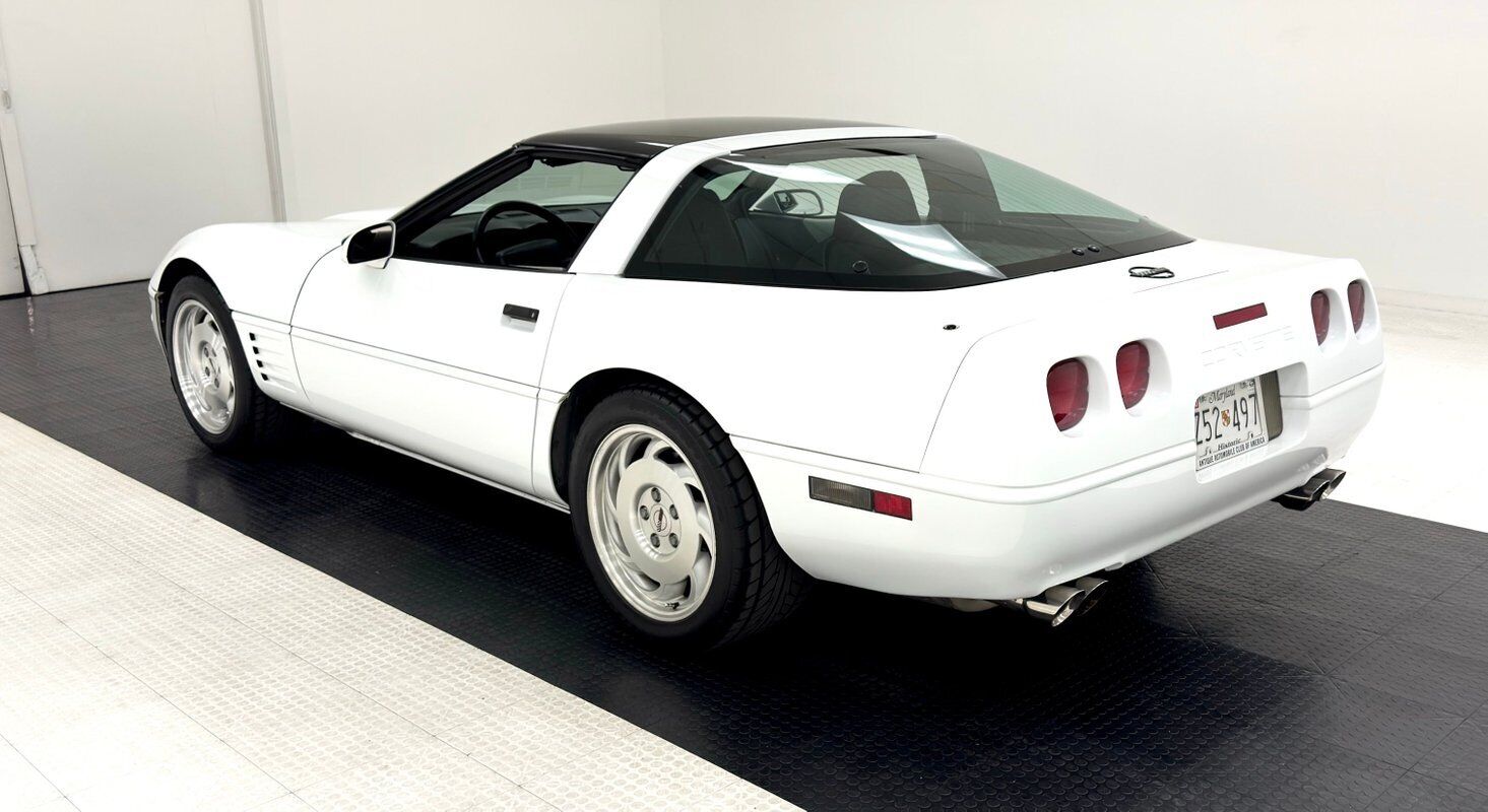 Chevrolet-Corvette-1994-White-Black-117521-2