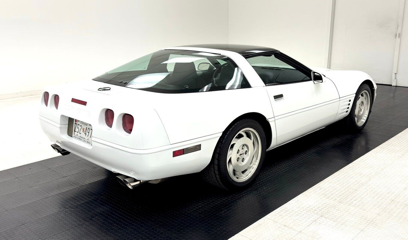 Chevrolet-Corvette-1994-White-Black-117521-4