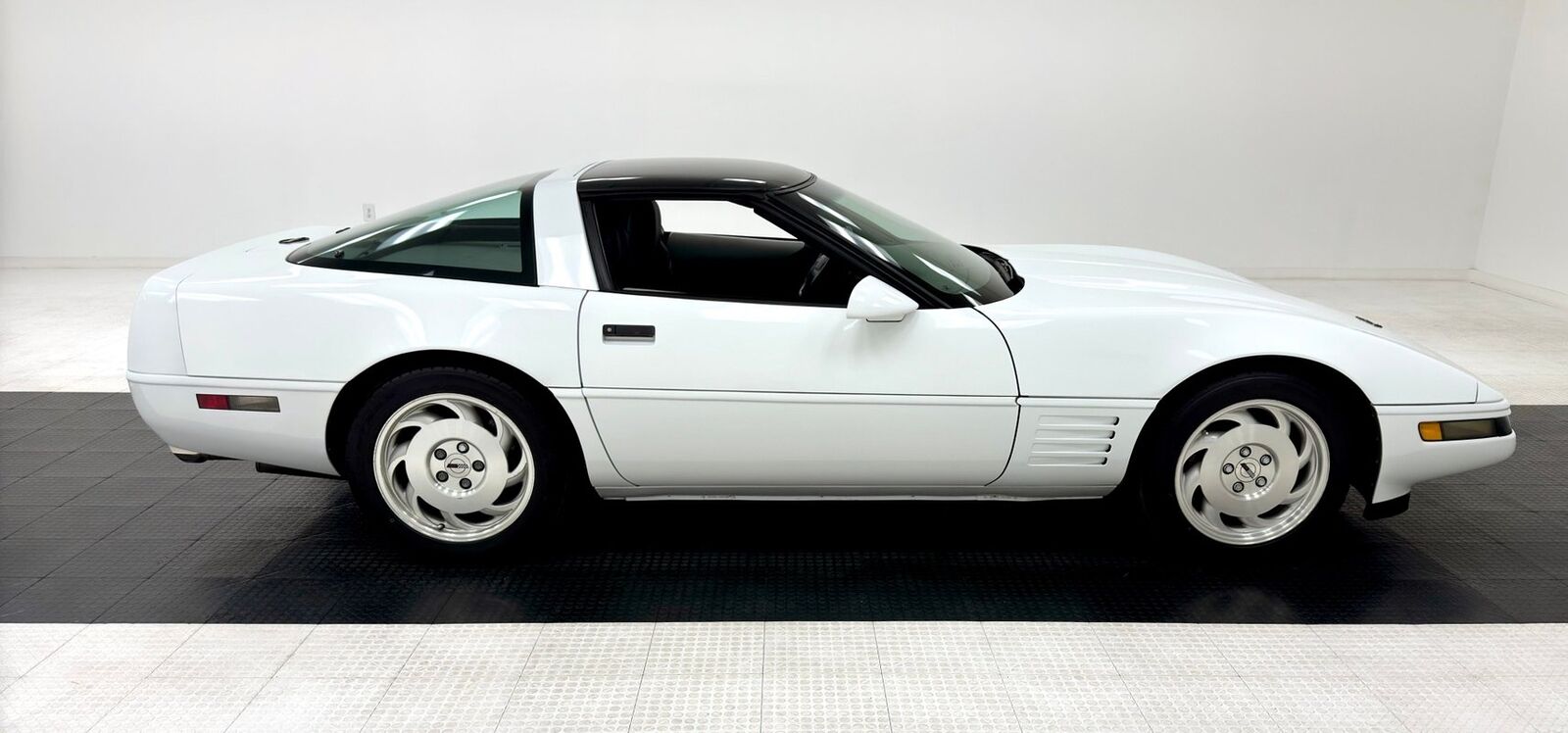 Chevrolet-Corvette-1994-White-Black-117521-5