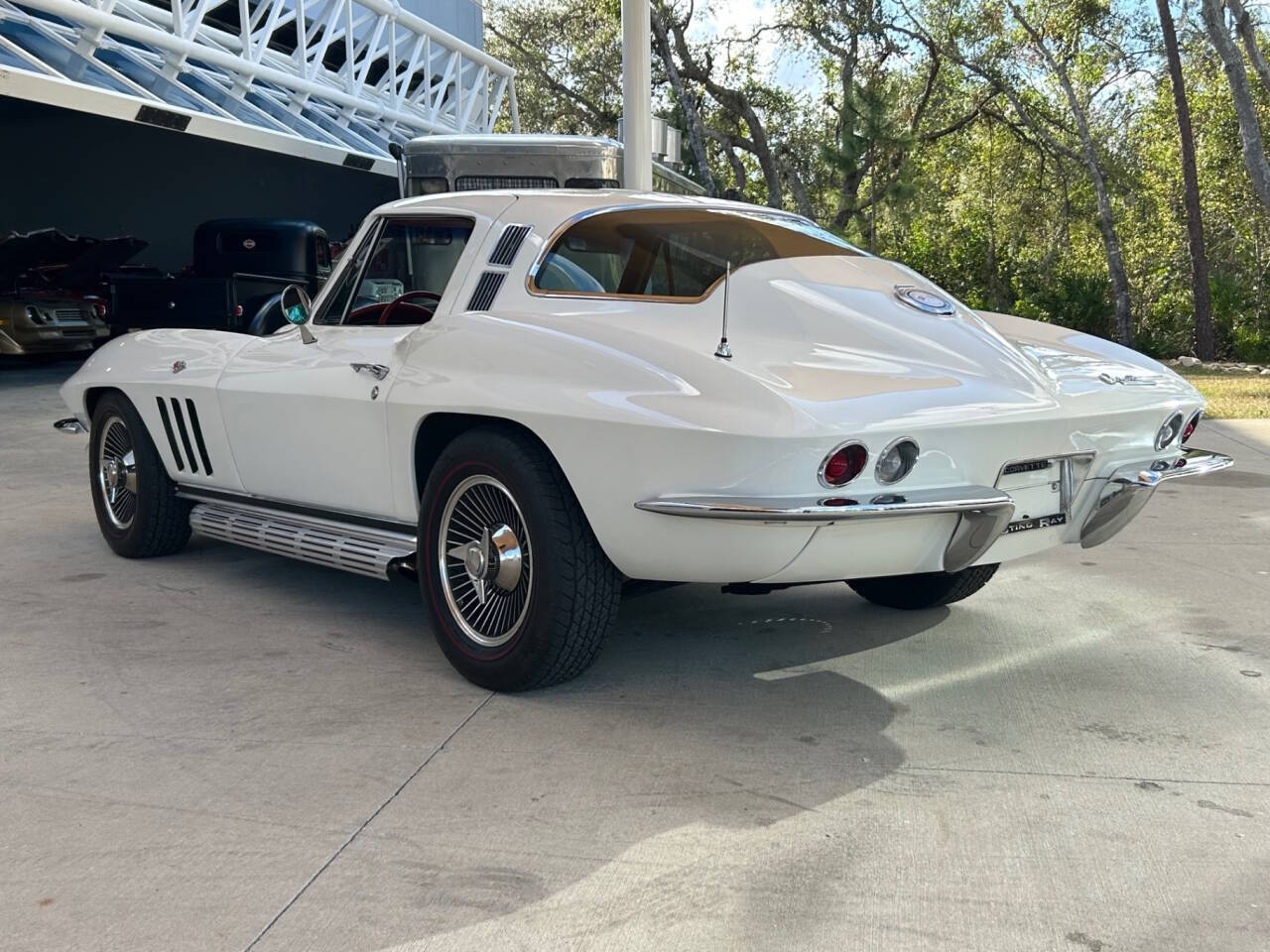 Chevrolet-Corvette-Berline-1965-White-Red-121124-7