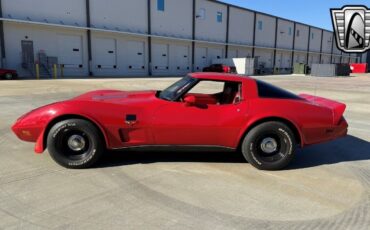 Chevrolet-Corvette-Berline-1979-Red-Red-64379-4