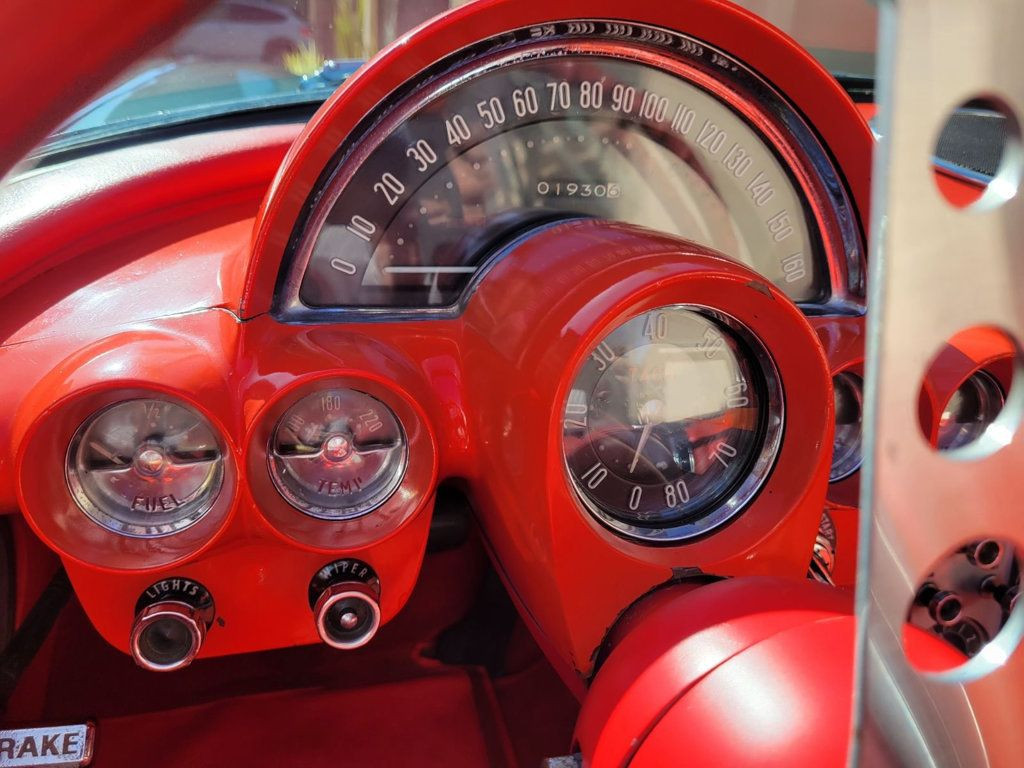 Chevrolet-Corvette-Cabriolet-1958-Gray-Red-31083-11