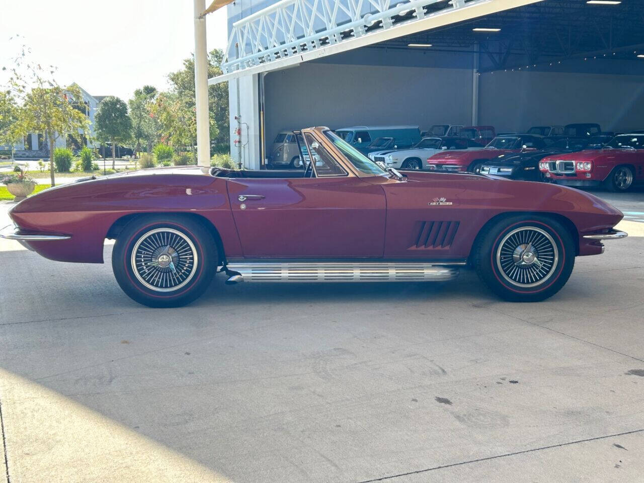 Chevrolet-Corvette-Cabriolet-1966-Maroon-Black-114296-3