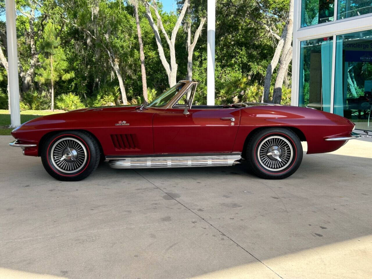 Chevrolet-Corvette-Cabriolet-1966-Maroon-Black-114296-8